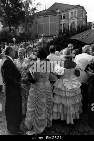 Besucher der Bayreuther Festspiele vor dem Festspielhaus. Stockfoto