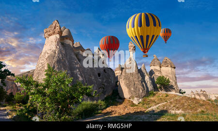 Bilder & Bilder von Heißluftballons über die Fairy Chimney Rock Formationen und rock Säulen "pasaba Valley" in der Nähe von Göreme in Kappadokien, Nevsehir, Tu Stockfoto