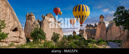 Bilder & Bilder von Heißluftballons über die Fairy Chimney Rock Formationen und rock Säulen "pasaba Valley" in der Nähe von Göreme in Kappadokien, Nevsehir, Tu Stockfoto