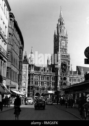 Die Neue Rathaus (Neues Rathaus) in München. Vor Autos und Fußgänger. Stockfoto