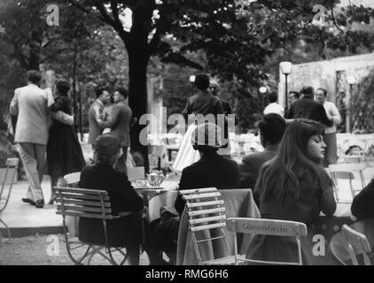 Sitzen und Tanzen im Park Cafe in München. Stockfoto