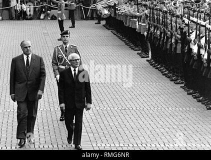 Bundeskanzler Helmut Kohl (links) und der DDR Staats- und Parteichef Erich Honecker Prüfen einer Ehrenwache der Bundeswehr. Stockfoto