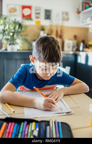 Little boy Hausaufgaben in seinem Haus Stockfoto