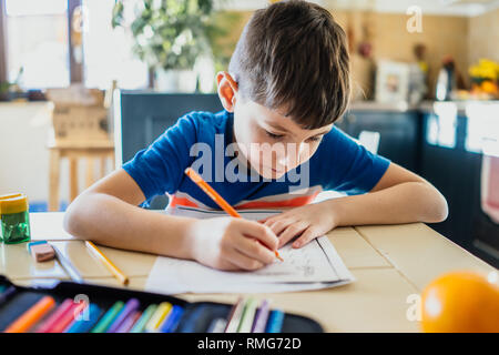 Little boy Hausaufgaben in seinem Haus Stockfoto