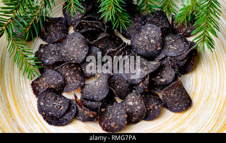 Premium Rentierfleisch Chips von Lappland. Finnische Erle geräuchert und luftgetrocknet salzigen Snack. Stockfoto