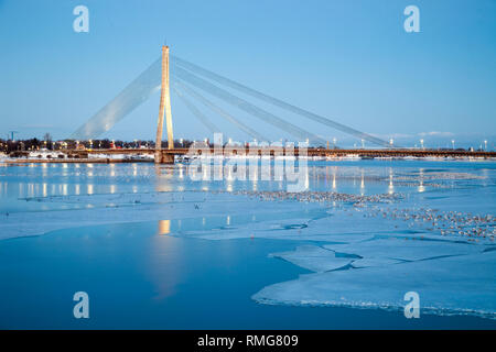 Winter Dawn auf dem Fluss Daugava in Riga, Lettland. Stockfoto