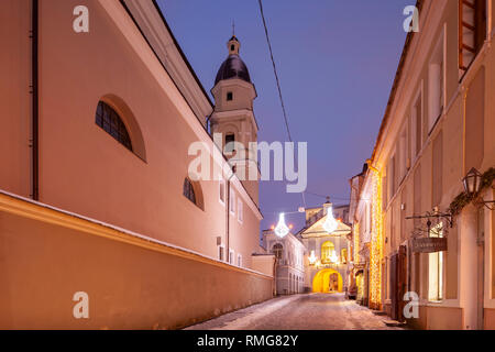 Winter Dawn am Tor der Morgenröte in Vilnius, Litauen. Stockfoto