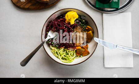 Salat auf den Tisch Stockfoto