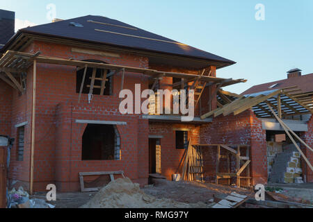 Unvollendete zweistöckigen Privathaus aus rotem Backstein, Baustoffe. Stockfoto