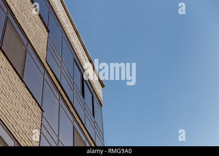 Das neue mehrstöckige Wohngebäude gegen den blauen Himmel Stockfoto