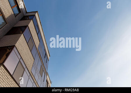 Das neue mehrstöckige Wohngebäude gegen den blauen Himmel Stockfoto