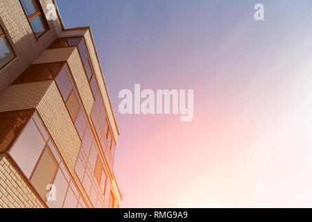 Das neue mehrstöckige Wohngebäude gegen den blauen Himmel. Sonnenlicht Stockfoto