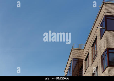 Das neue mehrstöckige Wohngebäude gegen den blauen Himmel. Stockfoto