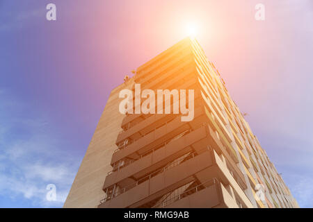 Das neue mehrstöckige Wohngebäude gegen den blauen Himmel mit Sonnenlicht Stockfoto