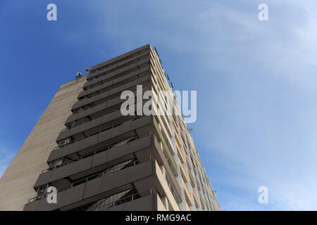 Das neue mehrstöckige Wohngebäude gegen den blauen Himmel Stockfoto