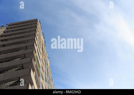 Das neue mehrstöckige Wohngebäude gegen den blauen Himmel. Stockfoto