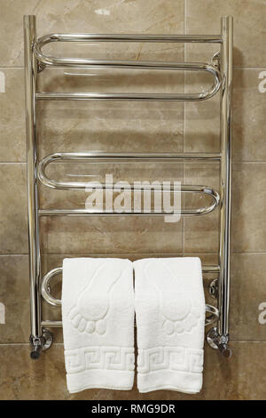 Modernen beheizten Handtuchhalter im Badezimmer Wand Stockfoto, Bild