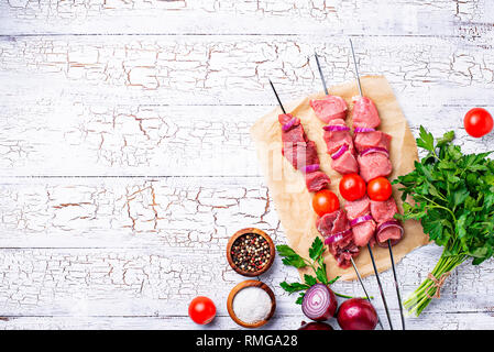 Raw Shish Kebab Spieße mit Tomaten Stockfoto