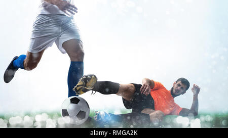 In der Nähe eines Fußball-action Szene mit konkurrierenden Fußball-Spieler auf weißem Hintergrund Stockfoto