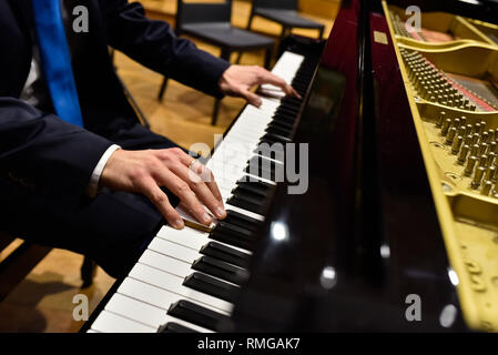 Professioneller Pianist, ein Stück auf einem Flügel. Stockfoto
