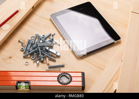 Bau Werkzeug und eine digitale Tablet liegen auf hellem Holztisch Stockfoto
