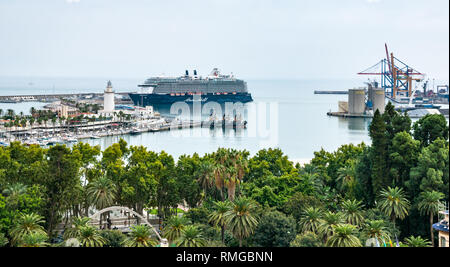 Malaga Hafen von oben gesehen. Deutscher Tourist Passagier Schiff Mein Schiff im Hafen, Malaga, Andalusien, Spanien Stockfoto