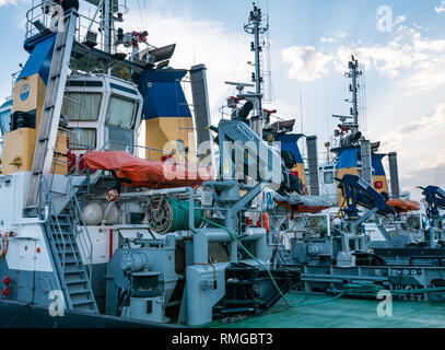 Schlepper vor der Dämmerung im Hafen von Malaga, Andalusien, Spanien Stockfoto