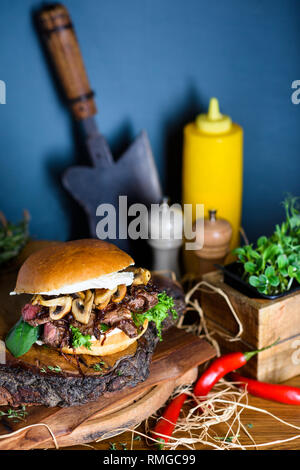 Hausgemachte Hamburger mit Rindfleisch und Pilze auf Holzbrett. Close Up. Stockfoto