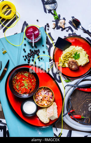 Russische Küche Mittagessen. Suppe, Kartoffelpüree, Krautsalat Salat- und Rindfleisch Patty. Stockfoto