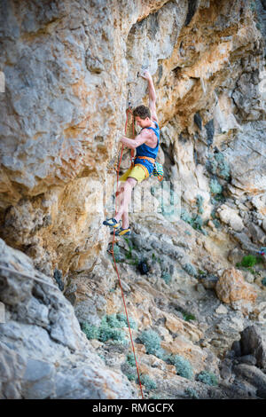 Klettern, Mann auf einem schwierigen Klippe, Leitung klettern. Einen aktiven Lebensstil. Reiseziel Kalymnos, Griechenland. Stockfoto