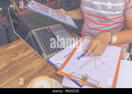 Geschäftsmann Hand die Überprüfung der finanziellen Nummer auf Bericht Stockfoto