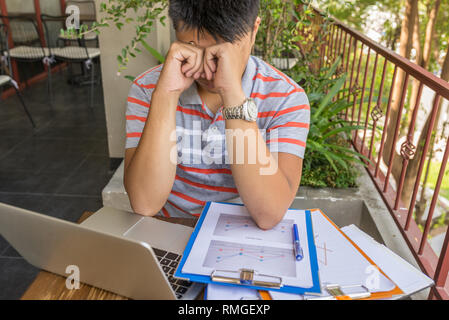 Deprimiert junge Unternehmer mit finanziellen Problem Stockfoto