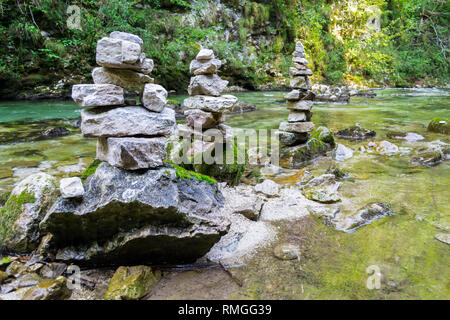 Cairns in der Nähe der Schlucht Vintgar (Blejski vintgar). Man-made Steinhaufen in Slowenien, in der Nähe der Schlucht Vintgar River, einem 1600 m langen und bis zu 250 Meter tief gehen Stockfoto