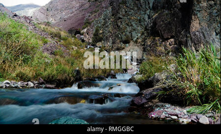 Kleiner Wasserfall zu Too-Ashuu Pass und Kara Balta Fluss und das Tal an Chuy Region Kirgisistan Stockfoto