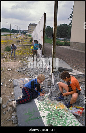 Im Juli 1990 begann die systematische und vollständige Abbau der Grenzanlagen in Berlin. Einwohner und Touristen im ehemaligen Sperrgebiet auf der Bernauer Straße in Wedding, sich mit authentischen Wand Souvenirs. Stockfoto