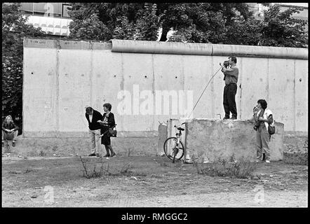 Im Juli 1990 begann die systematische und vollständige Abbau der Grenzanlagen in Berlin. Die Berliner folgen Sie den Fortschritt der Abbrucharbeiten mit großer Aufmerksamkeit und Neugier. Das ehemalige Sperrgebiet wird zu einem bevorzugten Wohnort für viele Menschen in diesen Tagen. Das Bild zeigt das ehemalige Sperrgebiet in der Bernauer Straße im Stadtteil Wedding. Stockfoto