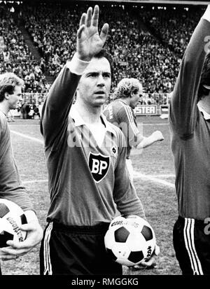 Ende einer großen Karriere. Franz Beckenbauer im HSV Trikot wellen Abschied von seinen Fans. Stockfoto