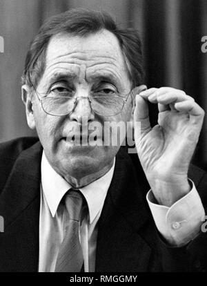 Herbert Schnoor, deutscher SPD-Politiker und Innenminister des Landes Nordrhein-Westfalen. Undatiertes Bild. Stockfoto