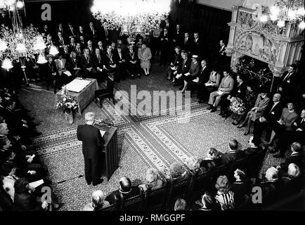 Empfang für der Prinz und die Prinzessin von Wales im Rathaus der Stadt München. Oberbürgermeister Georg Kronawitter hält eine Rede. Stockfoto