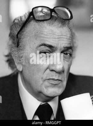 Federico Fellini (1920-1993), italienischer Filmregisseur und Drehbuchautor (Undatiertes Foto). Stockfoto