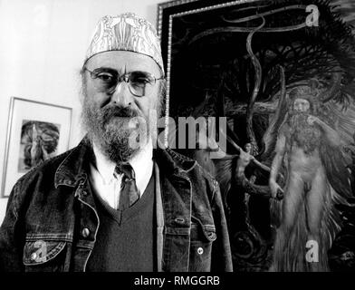 Der österreichische Maler Ernst Fuchs vor einem seiner Bilder einer Ausstellung. Stockfoto