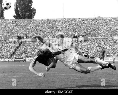 Dieter Hoeness, Deutscher Fußballspieler des FC Bayern Muenchern, Bekämpfung von Bernd Foerster. Undatiertes Bild. Stockfoto