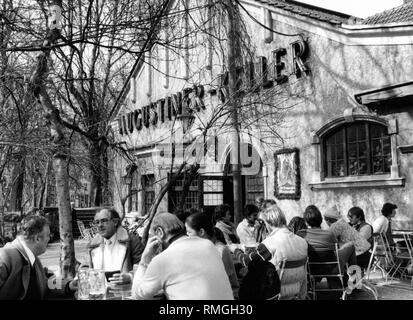 Einige Gäste vor Der Augustiner-Keller in der Arnulfstraße in München. Stockfoto