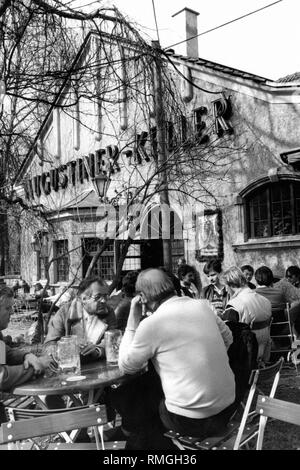 Einige Gäste vor Der Augustiner-Keller in der Arnulfstraße in München. Stockfoto