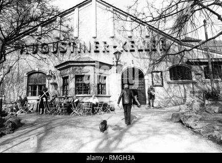 Einige Gäste vor Der Augustiner-Keller in der Arnulfstraße in München. Stockfoto