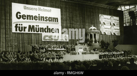 Bundeskanzler Helmut Kohl spricht vor der CSU-Anhänger in der Münchner Olympiahalle. Der Anlass war Kommunalwahlen mit Spitzenkandidaten Erich Kiesl (rechts auf dem Plakat). Stockfoto