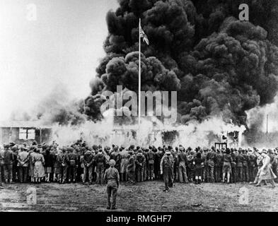 Englische Soldaten in Brand gesetzt. Die Baracken des Lagers nach der Befreiung der Konzentrationslager Bergen-Belsen.