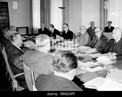 Dieses Foto zeigt eine Kabinettssitzung der Regierung. Im Bild: stellvertretender Verteidigungsminister Franz-Josef Strauß (hinten links), zwei weitere Bundeskanzler Konrad Adenauer, der rechten Reihe:?, Minister für Vertriebene und Flüchtlinge Wolfgang Mischnick, Wirtschaftsminister Prof. Ludwig Erhard, der Finanzminister Heinz Strake, Minister für Post und Telekommunikation Richard Stuecklen, Verkehrsminister Hans-Christoph Seebohm. Stockfoto