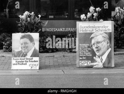 Dieses Bild wurde vor dem Bundeskanzleramt in Bonn und zeigt auf der rechten Seite die Wahlplakate des amtierenden Kanzler und Kanzlerkandidat der SPD Helmut Schmidt, das Porträt von Helmut Schmidt und die Beschwerde" Sie etwas für ihr Land tun können." Ihre Stimme für meine Partei geben." auf der linken Seite ist die Wahlplakate der CDU, die sich mit dem Porträt von Franz-Josef Strauß und der Slogan "Franz Josef Strauss Bundeskanzler für Frieden und Freiheit' und 'CDU, Safe, sozialen und Freien". Stockfoto