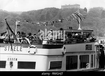 Szene einer Bootsfahrt mit der Steele auf dem Baldeneysee mit Blick auf die Villa Hügel in Essen im Mai 1975. Stockfoto